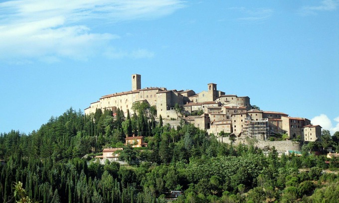 Monte Santa Maria Tiberina House | Lovely apartment in villa for 6 guests with pool, WIFI, patio, pets allowed and parking