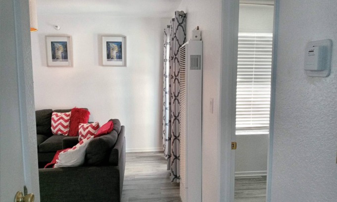 Hawthorne Apartment | " LoVe " near Sofi /Rams Stadium 10 minutes LAX, Shopping, Restaurants Beaches