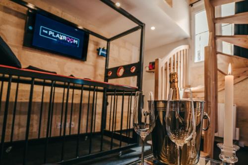 Hotel de Ville - Quinconces Hotel | LOVE ROOM Bordeaux Playroom avec salle de jeux pour adultes et lit à eau chauffant