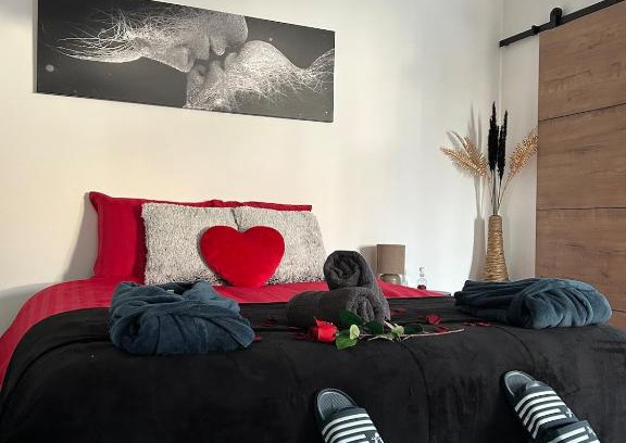 Marcheprime Apartment | Love room proche du bassin , jacuzzi, jardin privé