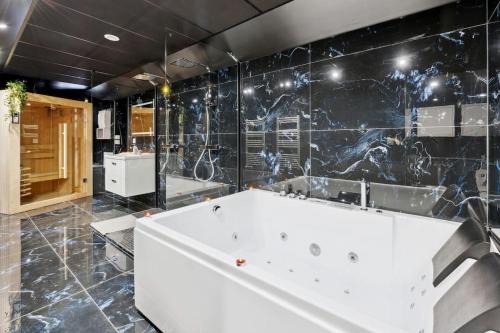 Corbeil-Essonnes Apartment | Love Room - Suite avec jacuzzi et sauna privatif