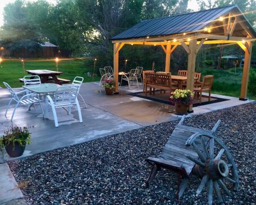 East Thermopolis House | Loved By Guests ! Highly Rated, Location Perfect, Pools One Minute, Amenity-Rich, Cozy Comfort, and Pup Friendly, Discover An Exceptional Wyoming Stay, Thermopolis River Walk Home at Hot Springs State Park, 'Where Families and Fisherman Stay'
