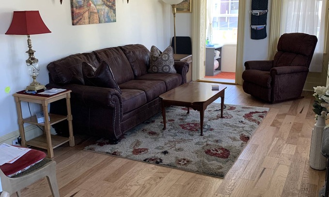 Golden Apartment | LOVELY 1 Bedroom Apartment in the Heart of Golden