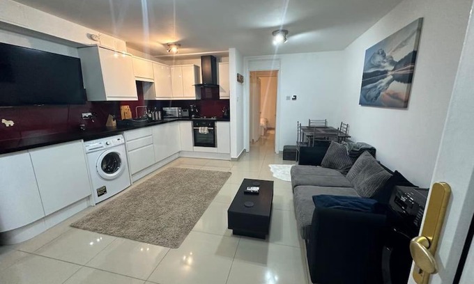 Hainault Apartment | Lovely 1 bedroom flat