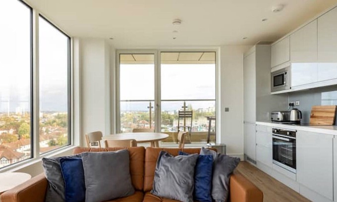 Hanger Hill Apartment | Lovely 2 bed flat in West London. Safe and clean