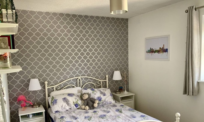 Leeds House | Lovely 2-Bed House in Bramley with Field View