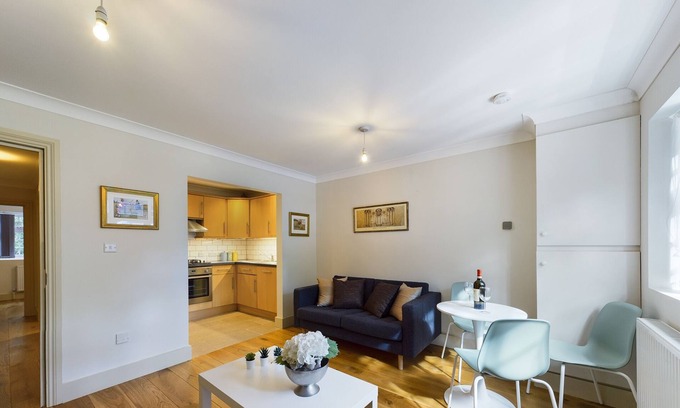 Redhill House | Lovely 2-bed Redhill town centre apartment