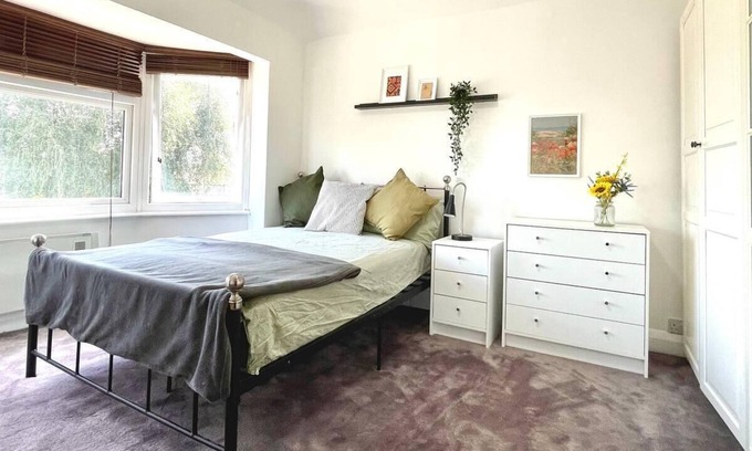 London Borough of Ealing Apartment | Lovely 2-Bed tree-hole in Northolt SouthHarrow