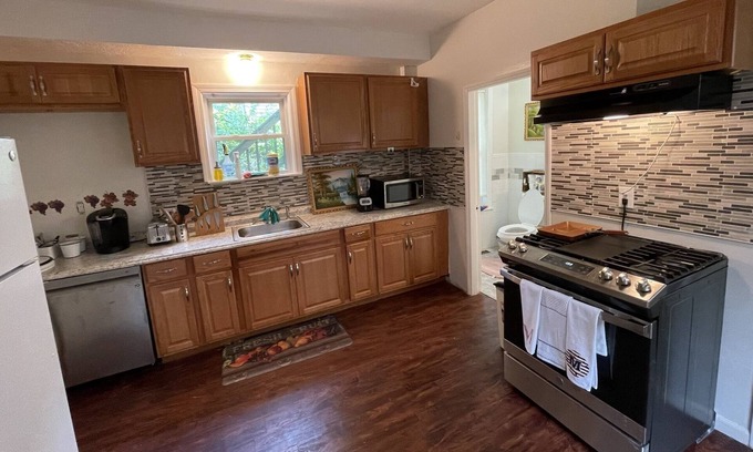 North Attleboro Apartment | Lovely 2 bedroom apartment with parking in the permise