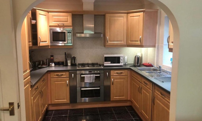 Basingstoke Apartment | Lovely 2 bedroom 2 baths flat with free parking