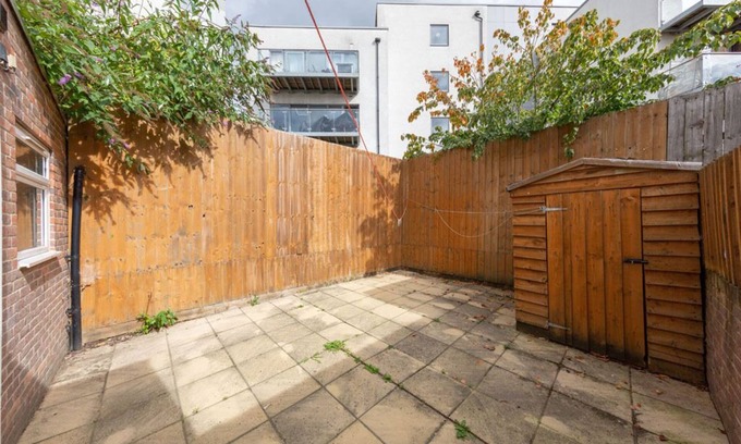 Lansbury Apartment | Lovely 2-bedroom apartment with a private garden