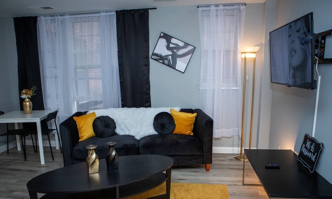 DeBaliviere Place Apartment | Lovely 2 BR Free Parking W/D