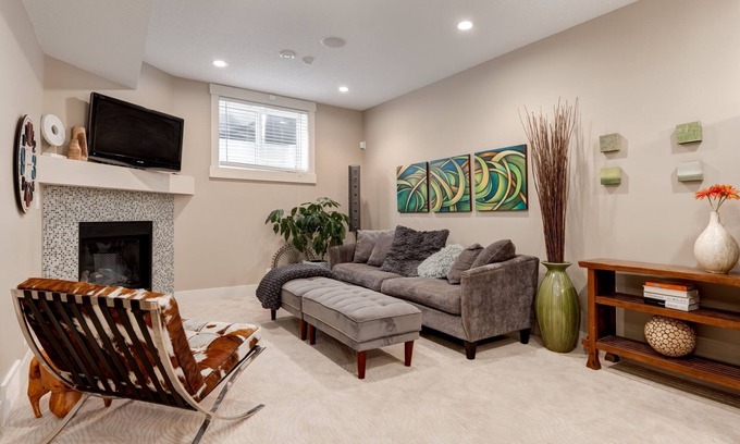Montgomery Apartment | Lovely 2 BR Suite |Near Foothills Hospital & UofC
