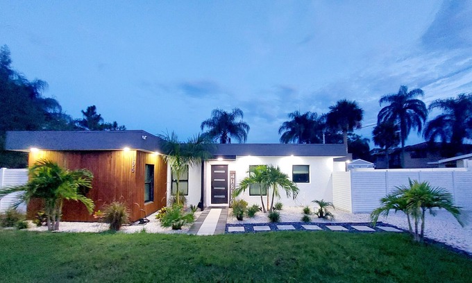 Venice House | Lovely 3-bdrm waterfront home with heated pool