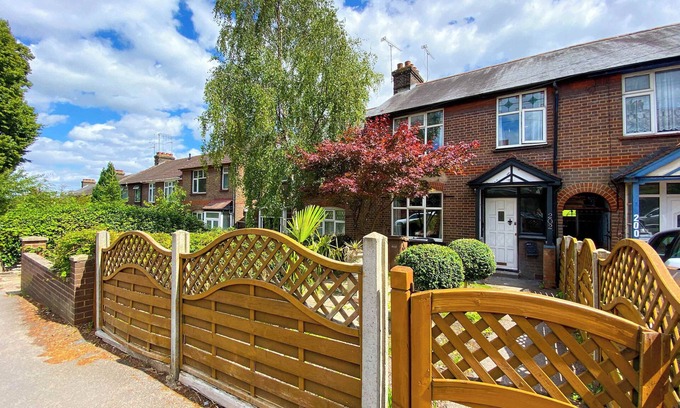 Luton House | Lovely 3 Bedroom Home with Garden in Luton