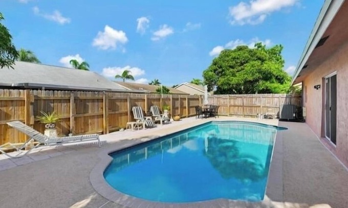 Lake Worth House | Lovely 3-bedroom pool house in Lake Worth