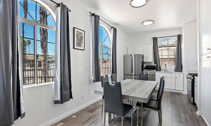 NoHo Arts District Apartment | Lovely 3bed 2bath apartment near Universal studio & Hollywood in Los Angeles