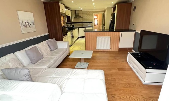 Sittingbourne House | Lovely 4 Bedroom Town House in Sittingbourne, up to 8 sleeps