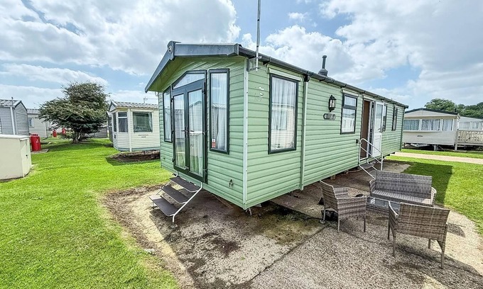 Hopton House | Lovely 4 berth caravan with at Broadland Sands Holiday Park ref 20050BS