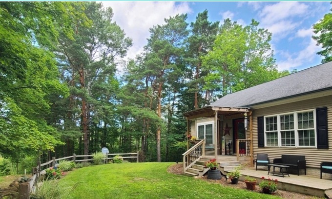 Williamsburg House | Lovely 5 bd/den, 9 beds, 3 bath, 2 livingrooms, kitchen/Kitchenette, and hot tub