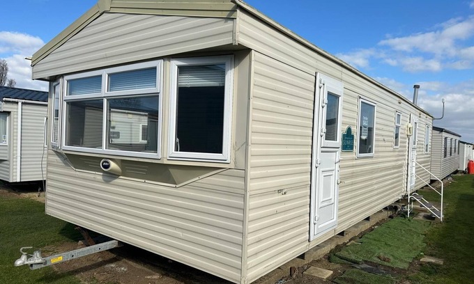 Leysdown-on-Sea House | Lovely 8 berth caravan at Harts Holiday Park in Kent ref 74066B