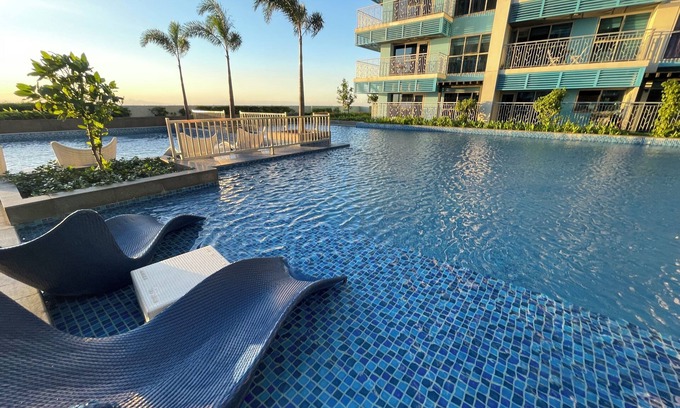 Tambo Apartment | Lovely and Luxurious 3-bedroom with Pool View across Okada Manila near Airport