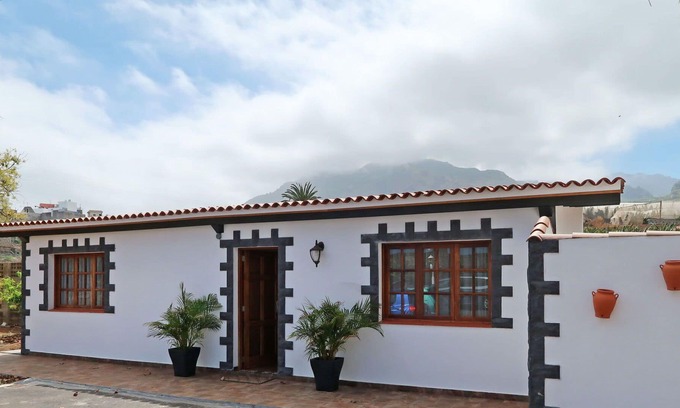 Buenavista del Norte Apartment | Lovely apartment for 4 guests with WIFI, pool, TV, terrace and parking