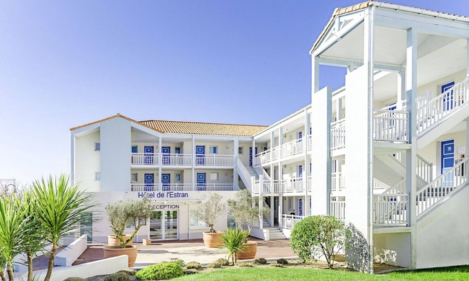 Chateau-d'Olonne Apartment | Lovely apartment for 5 people with WIFI, pool, TV, terrace and pets allowed