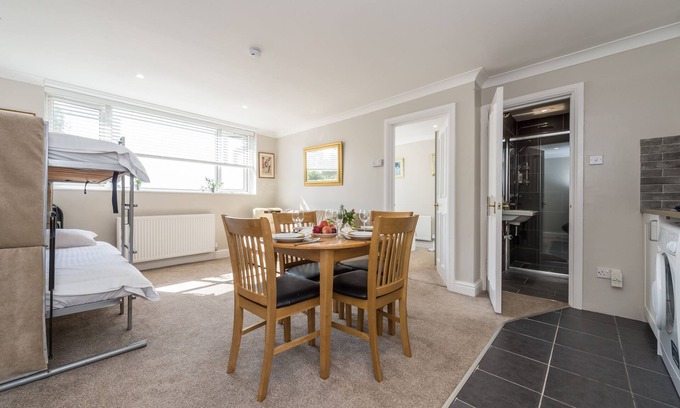 Brent Apartment | Lovely apartment-12 minutes tube from Central London,sleeps 6,parking on street