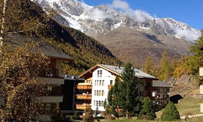 Saas Almagell Apartment | Lovely apartment for 4 people with WIFI, hot tub, TV, balcony and parking