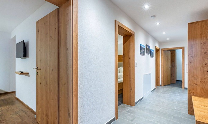 Kappl Apartment | Lovely apartment for 15 people with WIFI, TV, terrace and parking
