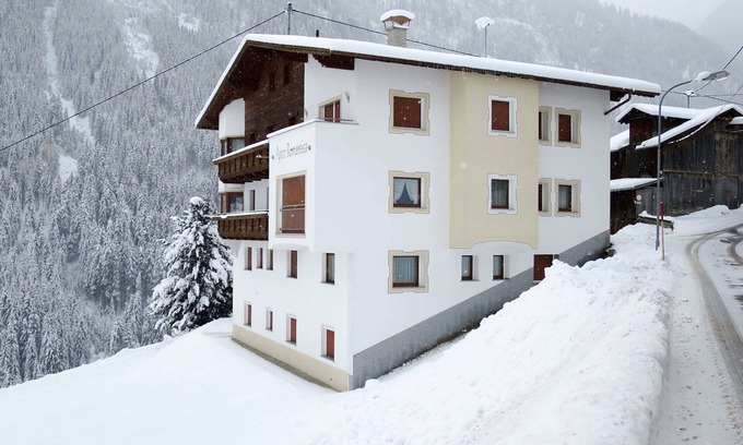 Kappl Apartment | Lovely apartment for 20 people with WIFI, TV, balcony and parking