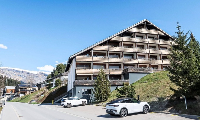 Laax Apartment | Lovely apartment for 3 guests with WIFI, pool, TV, balcony, pets allowed, panoramic view and par.