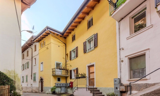 Riva del Garda Apartment | Lovely apartment for 4 guests with WIFI, A/C, TV, terrace and pets allowed