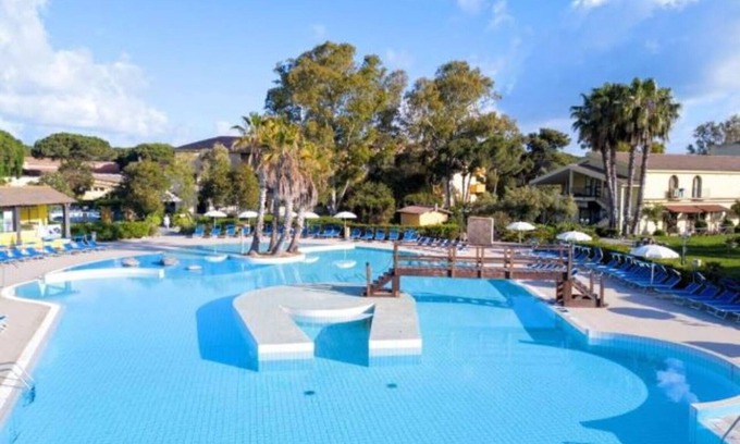Arborea Apartment | Lovely apartment for 4 people with pool, WIFI, A/C, TV, pets allowed and parking