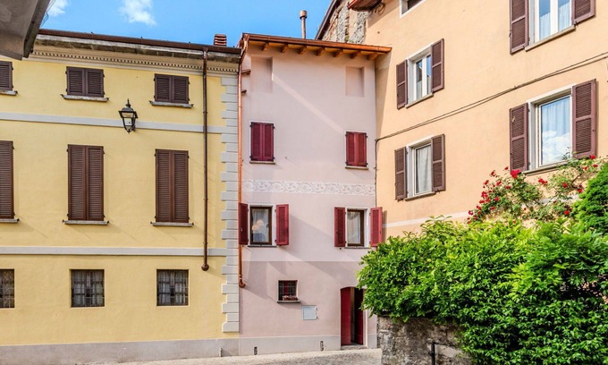 Claino Con Osteno Apartment | Lovely apartment for 4 guests with WIFI, TV, pets allowed and parking