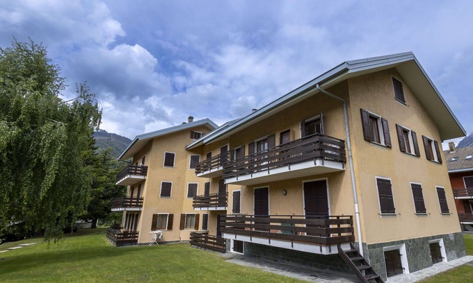 Bormio Apartment | Lovely apartment for 6 guests with WIFI, TV, terrace, pets allowed and parking