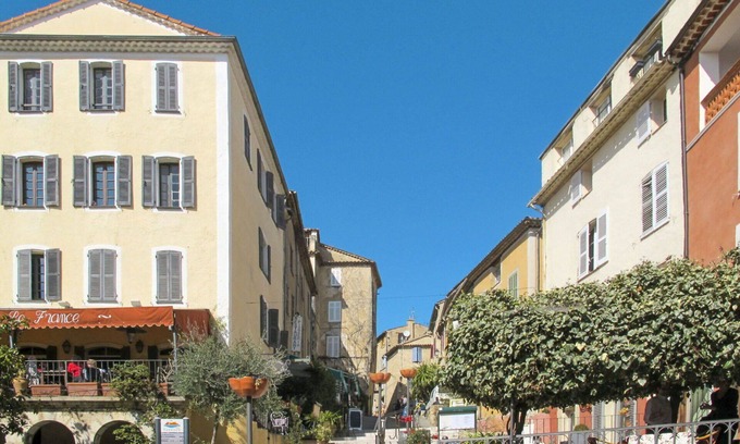 Fayence House | Lovely apartment in villa for 4 guests with WIFI, pool, A/C, TV, patio and pets allowed