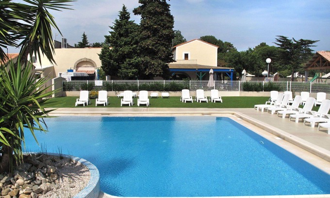 Les Cabanes de Fleury House | Lovely apartment in villa with WIFI, pool, A/C, TV, terrace, pets allowed and parking
