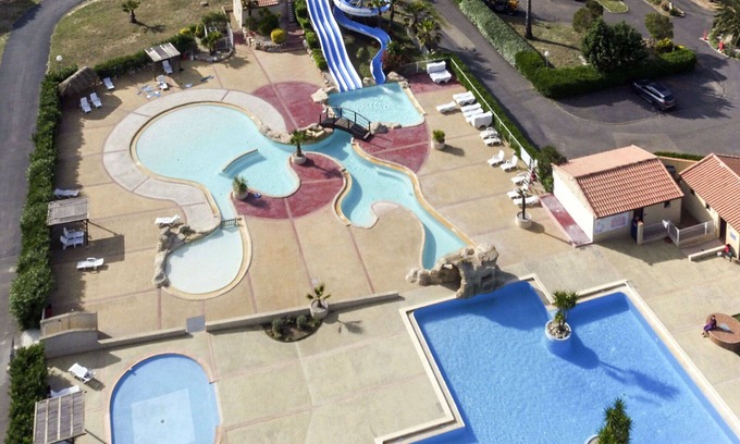 Les Cabanes de Fleury House | Lovely apartment in villa for 6 guests with WIFI, pool, A/C, TV, terrace, pets allowed and parking