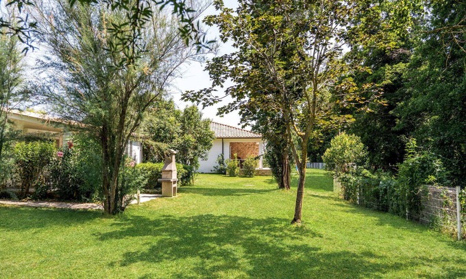 Ghisonaccia House | Lovely apartment in villa for 6 guests with A/C, pool, WIFI, TV, terrace, pets allowed and parking