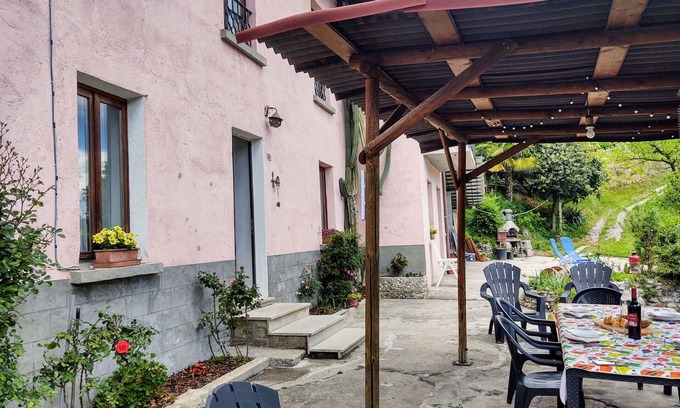 Porlezza House | Lovely apartment in villa for 5 people with pool, WIFI, TV, patio and parking