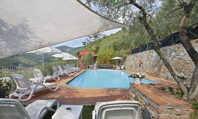 Cascine-La Croce Villa | Lovely apartment in villa for 6 guests with WIFI, pool, TV, patio and pets allowed