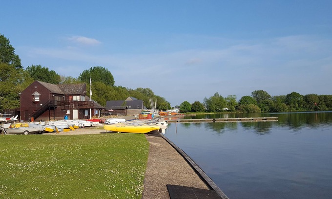 South Cerney Apartment | Lovely Apartment near Water Parks