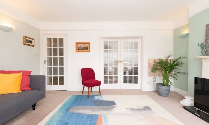 Grove Apartment | Lovely apartment near River, 20 minutes to London | Pass The Keys