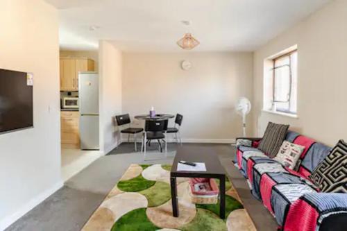 Milton Keynes Apartment | Lovely Apartment with Garden & Parking