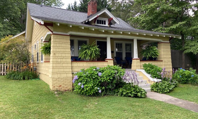Black Mountain House | Lovely Arts & Crafts Bungalow in downtown Black Mountain - 15mins from Asheville