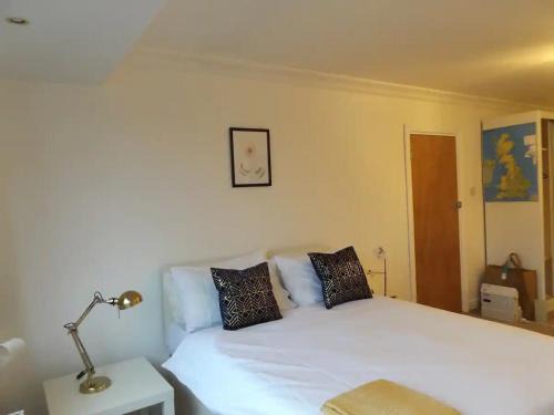Binley House | Lovely Bright Room in Coventry