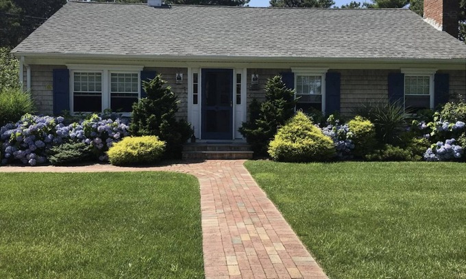 South Chatham House | Lovely Cape Cottage Home < 1 mile to the beach!