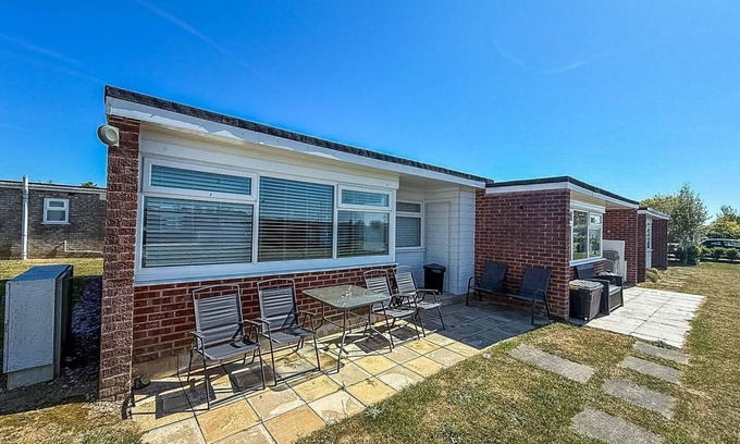 Scratby Ski Chalet | Lovely chalet with free Wi-Fi at Green Farm Park, Norfolk ref 43395G